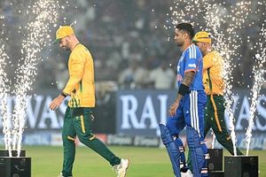 IND vs SA: सूर्यकुमार यादव ने टॉस जीतकर चुनी गेंदबाजी, जानें दोनों टीमों की प्लेइंग 11 SportsTak Hindi