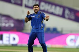 ILT20 : फारुकी- मेंडिस के कहर से जीती एमआई एमिरेट्स, नाइट राइडर्स को सात विकेट से धोया SportsTak Hindi