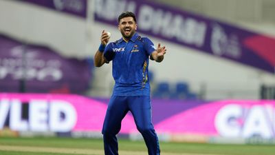 ILT20 : फारुकी- मेंडिस के कहर से जीती एमआई एमिरेट्स, नाइट राइडर्स को सात विकेट से धोया Fazalhaq Farooqi of MI Emirates