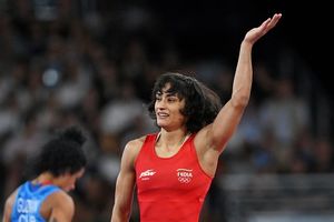 विनेश फोगाट की मैट पर वापसी, 2028 में होने वाले लॉस एंजेलिस ओलिंपिक के लिए संन्यास से लिया यू-टर्न SportsTak Hindi