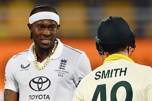 क्या गोल्ड चेन दिखा जोफ्रा आर्चर कर रहे हैं पैसों का घमंड? रफ्तार में दिखी गिरावट, पूर्व ऑस्ट्रेलियाई खिलाड़ी ने दी बड़ी नसीहत SportsTak Hindi