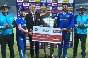 डोमेस्टिक में छाए मोहम्मद सिराज, मुंबई के खिलाफ गेंद से बरपाया कहर, जानें कितने विकेट लिए SportsTak Hindi