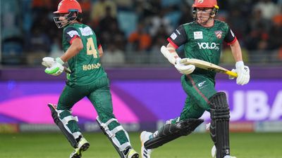 ILT20 : मैक्स होल्डन–सैम करन की तूफानी फिफ्टी से डेजर्ट ने जड़ा जीत का ‘पंजा’, गल्फ को मिली दूसरी हार Max Holden and Sam Curran batting in an ILT20