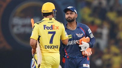 IPL में पैसों की बारिश! 2008 से 2025 तक हर सीजन के सबसे महंगे खिलाड़ी कौन? MS Dhoni and Rishabh Pant during an IPL match