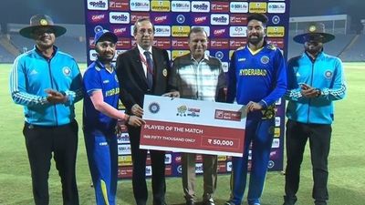 DSP सिराज को सलाम : प्लेयर ऑफ द मैच बनने के बाद जूनियर खिलाड़ी के लिए जानिए क्या किया? Siraj after being named Player of the Match