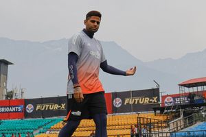 सूर्यकुमार यादव ने बैटिंग प्रैक्टिस में जान झोंकी, 3 घंटे से ज्यादा किया अभ्यास, इस तरह की बॉलिंग को खेला SportsTak Hindi