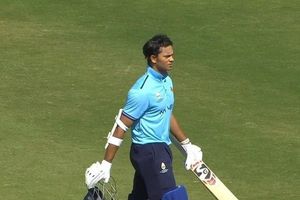 यशस्वी जायसवाल ने उड़ाया शतक, 235 के लक्ष्य का बना खिलौना, T20I टीम इंडिया में ओपनिंग का ठोका दावा SportsTak Hindi