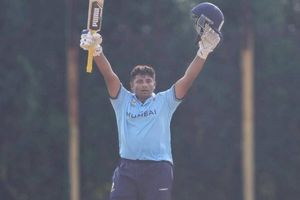 IPL Auction से पहले सरफराज खान का बवाल, 18 गेंद में फिफ्टी ठोक T20 में खुद को किया साबित, जानें कितना है बेस प्राइस ? SportsTak Hindi