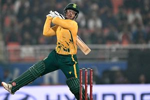 IPL 2026 Auction: फ्रेंचाइजियों के बीच इन टॉप 3 विकेटकीपर्स को लेकर हो सकती है जंग, ये हैं नाम SportsTak Hindi