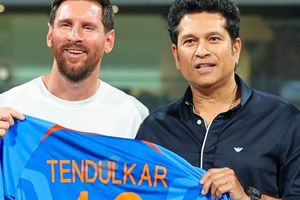 2 लेजेंड, एक फ्रेम, सचिन तेंदुलकर ने लियोनल मेसी को गिफ्ट की साल 2011 वर्ल्ड कप की जर्सी, VIDEO वायरल SportsTak Hindi