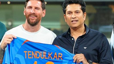 2 लेजेंड, एक फ्रेम, सचिन तेंदुलकर ने लियोनल मेसी को गिफ्ट की साल 2011 वर्ल्ड कप की जर्सी, VIDEO वायरल SportsTak Hindi