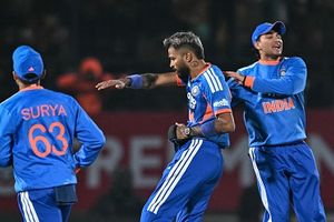 हार्दिक पंड्या ने साउथ अफ्रीका के खिलाफ रचा इतिहास, टी20 में ऐसा करने वाले बने तीसरे बॉलर SportsTak Hindi