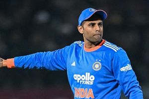 सूर्यकुमार यादव पर डगआउट में छिपने के लगे आरोप, खराब फॉर्म पर पूर्व क्रिकेटर ने साधा निशाना SportsTak Hindi