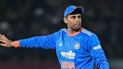 सूर्यकुमार यादव पर डगआउट में छिपने के लगे आरोप, खराब फॉर्म पर पूर्व क्रिकेटर ने साधा निशाना SportsTak Hindi