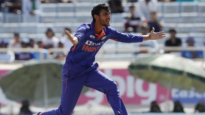 कौन हैं शाहबाज अहमद, जिन्होंने भारतीय टी20 टीम में ली अक्षर पटेल की जगह, जीत रखा है एशियन गेम्स गोल्ड मेडल SportsTak Hindi