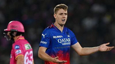 IPL Auction 2026 : कैमरन ग्रीन पर 25.20 करोड़ की रकम KKR ने लुटाई, IPL इतिहास का बना सबसे महंगा विदेशी धुरंधर Royal Challengers Bengaluru's Cameron Green