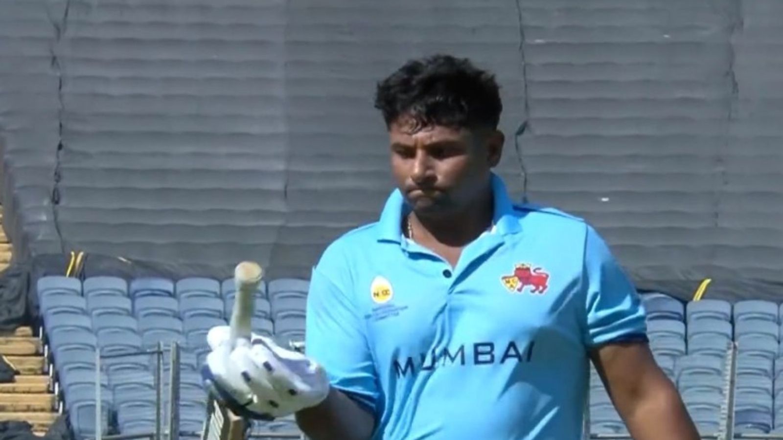 सरफराज खान ने IPL Auction से पहले मचाई धूम, 22 गेंद में उड़ाए 13 छक्के-चौके, फिर अनोखे अंदाज में मनाया जश्न सरफराज खान ने IPL Auction से पहले मचाई धूम, 22 गेंद में उड़ाए 13 छक्के-चौके, फिर अनोखे अंदाज में मनाया जश्न