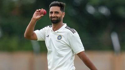 IPL Auction 2026 : कौन हैं आकिब नबी? जिन्हें नीलामी में मिली 8.40 करोड़ की मोटी रकम, इस टीम ने बरसाया पैसा Auqib nabi