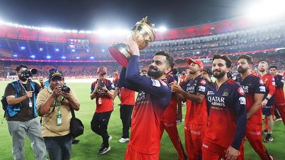 IPL 2026 RCB Squad : वेंकटेश अय्यर सहित RCB ने किन-किन खिलाड़ियों को खरीदा, जानें पूरी टीम Virat Kohli of Royal Challengers Bengaluru