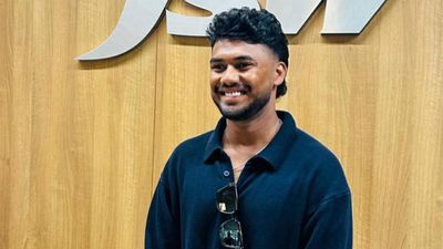 पिता ट्यूशन पढ़ाते, मां आंगनबाड़ी कर्मचारी, बेटे के लिए प्लॉट-गहने बेचे, अब मिला 14.20 करोड़ का IPL कॉन्ट्रेक्ट SportsTak Hindi