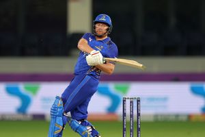 IPL नीलामी में जिसे किसी ने नहीं खरीदा, उसी ने फिफ्टी जड़कर MI की टीम को दिलाई जीत SportsTak Hindi