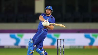 IPL नीलामी में जिसे किसी ने नहीं खरीदा, उसी ने फिफ्टी जड़कर MI की टीम को दिलाई जीत Jonny Bairstow of MI Emirates