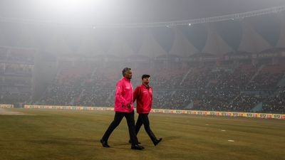 IND vs SA के बीच लखनऊ का मुकाबला क्यों हुआ रद्द? तीन बड़े कारण सामने आए Umpires in fog at Lucknow ground