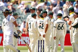 AUS vs ENG, 2nd Day Stumps : ऑस्ट्रेलिया के 371 के जवाब में 8 विकेट पर इंग्लैंड ने बनाए 213 रन, संकट में फंसे अंग्रेज SportsTak Hindi