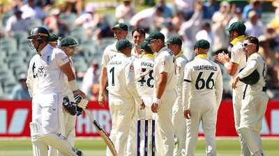 AUS vs ENG, 2nd Day Stumps : ऑस्ट्रेलिया के 371 के जवाब में 8 विकेट पर इंग्लैंड ने बनाए 213 रन, संकट में फंसे अंग्रेज Pat Cummins of Australia celebrates with team mates after the wicket of Jamie Smith