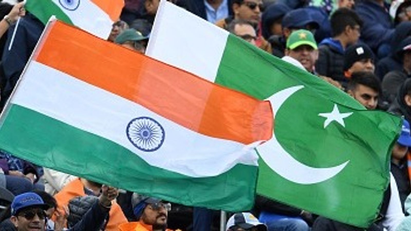 भारतीय टीम की जर्सी पहन खेलने उतरा पाकिस्तानी खिलाड़ी, अब लटकी तलवार भारतीय टीम की जर्सी पहन खेलने उतरा पाकिस्तानी खिलाड़ी, अब लटकी तलवार