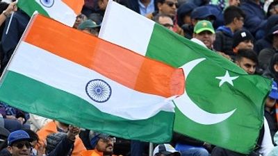 भारतीय टीम की जर्सी पहन खेलने उतरा पाकिस्तानी खिलाड़ी, अब लटकी तलवार SportsTak Hindi