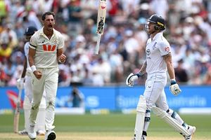 मिचेल स्टार्क के हाथों टेस्ट में 12वीं बार आउट होने पर बेन स्टोक्स गुस्से से हुए लाल, खुद पर निकाली भड़ास, Video SportsTak Hindi