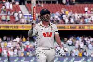 Ashes: ट्रेविस हेड ने इंग्लैंड को कूटा, शतक ठोककर ऑस्ट्रेलिया को एडिलेड टेस्ट में दिलाई 356 रन की जबरदस्त बढ़त SportsTak Hindi