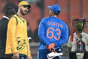 IND vs SA : साउथ अफ्रीका ने जीता टॉस, गिल के बाहर होने सहित टीम इंडिया में 3 बदलाव, जानें Playing XI SportsTak Hindi