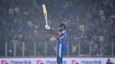 IND vs SA : हार्दिक पंड्या ने 16 गेंदों में रचा इतिहास, युवराज सिंह के बाद ऐसा करने वाले बने दूसरे भारतीय India's Hardik Pandya celebrates after scoring a half-century