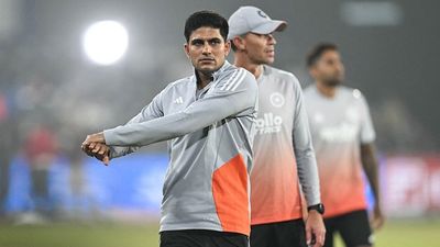 शुभमन गिल को क्यों किया गया टी20 वर्ल्ड कप टीम से बाहर? दिनेश कार्तिक ने उठाए सवाल SportsTak Hindi