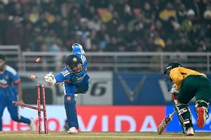 इस खिलाड़ी के टी20 वर्ल्ड कप से बाहर होने से उदास हैं सुनील गावस्कर, जानें एमएस धोनी का क्यों किया जिक्र SportsTak Hindi