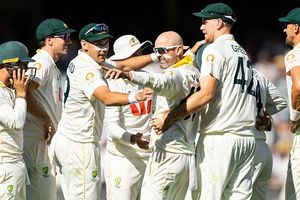 ऑस्ट्रेलियाई स्टार को एडिलेड टेस्ट के बीच ले जाना पड़ा अस्पताल, Ashes के बाकी मैचों में खेलने पर भी मंडराया खतरा SportsTak Hindi