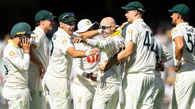 ऑस्ट्रेलियाई स्टार को एडिलेड टेस्ट के बीच ले जाना पड़ा अस्पताल, Ashes के बाकी मैचों में खेलने पर भी मंडराया खतरा SportsTak Hindi