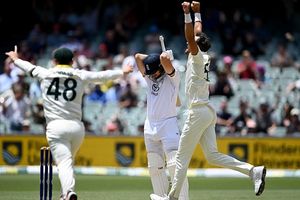 ऑस्ट्रेलिया के पास रहेगी एशेज की ट्रॉफी, एडिलेड में इंग्लैंड को 82 रन से पीट पैट कमिंस की टीम ने बेन स्टोक्स का सपना किया चकनाचूर SportsTak Hindi