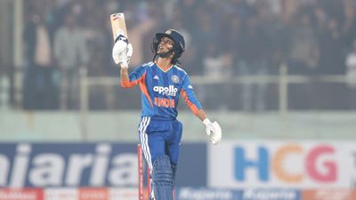 INDW vs SLW: जेमिमा रोड्रिग्स की धमाकेदार बैटिंग से भारत ने पहले टी20 में श्रीलंका को 8 विकेट से चटाई धूल SportsTak Hindi