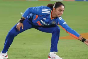 IND vs SL: टीम इंडिया ने श्रीलंका के सामने टपकाए 5 कैच, हरमनप्रीत कौर को नहीं पता क्यों हो रहा ऐसा SportsTak Hindi