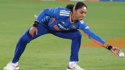 IND vs SL: टीम इंडिया ने श्रीलंका के सामने टपकाए 5 कैच, हरमनप्रीत कौर को नहीं पता क्यों हो रहा ऐसा SportsTak Hindi