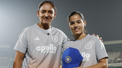 कौन हैं वैष्णवी शर्मा जिन्हें पिता ने कुंडली देखकर क्रिकेटर बनाया, फरवरी में वर्ल्ड चैंपियन और अब सीनियर टीम में डेब्यू SportsTak Hindi