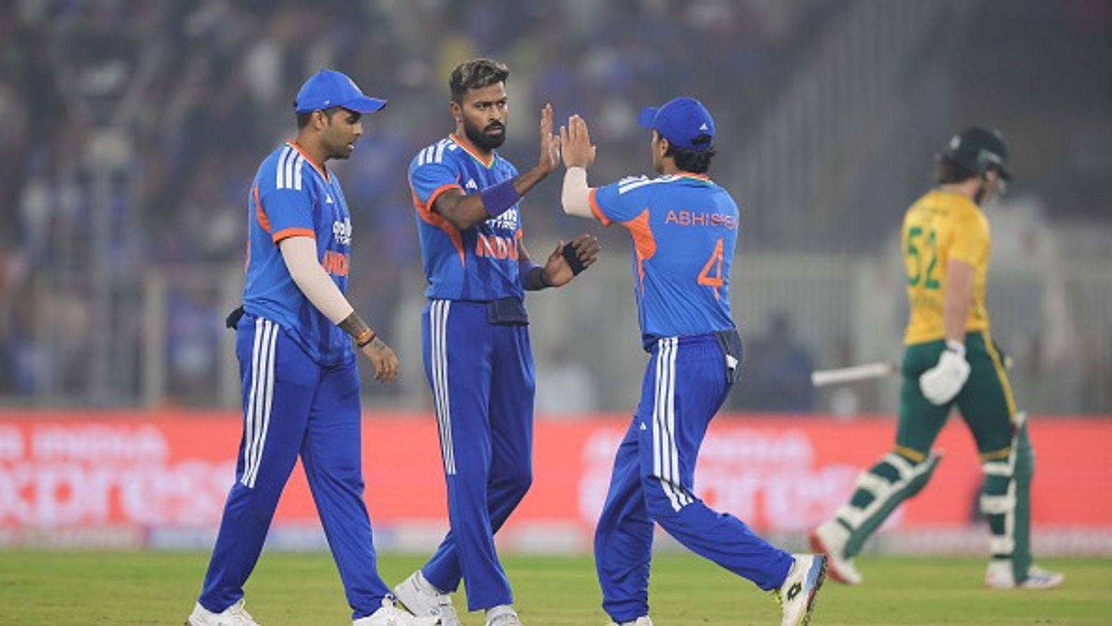 रोहित-विराट के बाद अब ये दो स्टार भारतीय बैटर भी खेलेंगे विजय हजारे ट्रॉफी, मुंबई टीम का हैं हिस्सा रोहित-विराट के बाद अब ये दो स्टार भारतीय बैटर भी खेलेंगे विजय हजारे ट्रॉफी, मुंबई टीम का हैं हिस्सा