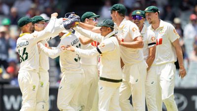 Ashes 2025: मेलबर्न टेस्ट के लिए ऑस्ट्रेलियाई स्क्वॉड का ऐलान, पैट कमिंस समेत दो सूरमा बाहर, देखिए किनको मिला मौका SportsTak Hindi