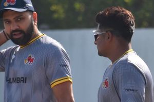 Vijay Hazare Trophy: रोहित शर्मा के लिए एक्स्ट्रा सिक्योरिटी, यशस्वी जायसवाल को पीछे के दरवाजे से निकालने की घटना के बाद बढ़ाई गई पूर्व कप्तान की सुरक्षा SportsTak Hindi