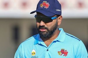 रोहित शर्मा ने आठ साल बाद विजय हजारे ट्रॉफी में वापसी करते हुए 62 गेंदों में ठोका शतक, 80 रन तो सिर्फ चौके-छक्कों से बना डाले SportsTak Hindi