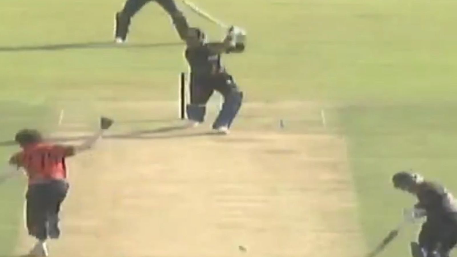 विराट कोहली के तूफानी शॉट से बाल-बाल बचे नितीश राणा और अंपायर, वीडियो वायरल विराट कोहली के तूफानी शॉट से बाल-बाल बचे नितीश राणा और अंपायर, वीडियो वायरल