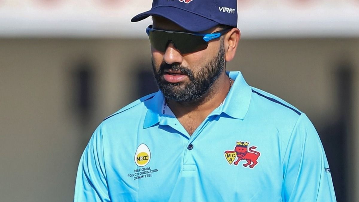 Vijay Hazare Trophy: वड़ा पाव खाओगे? रोहित शर्मा ने मैच के दौरान फैन के अजीब सवाल का जानें क्या दिया जवाब, Video